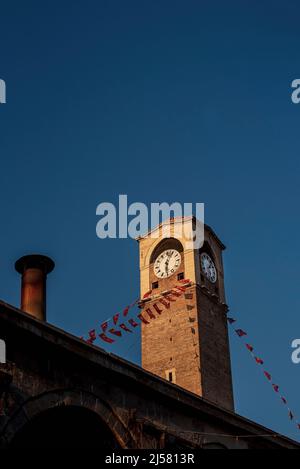 Historischer alter Uhrenturm namens `Büyüksaat` in der südlichen Stadt Adana des türkischen Landes. 03.28.2022 Stockfoto